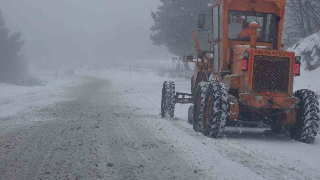 Domaniç'te Mevsimin İlk Kar Yağışı Etkili Oldu