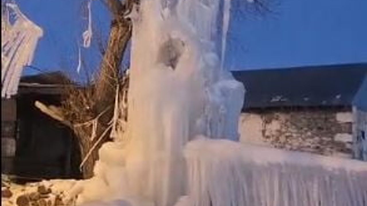 Dondurucu Soğuklar Ardahan'da Su Patlağını Buz Kütlesine Dönüştürdü