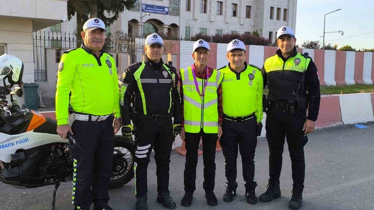 Dörtyol'da Engelli Birey Polisin Yanında Trafik Denetiminde