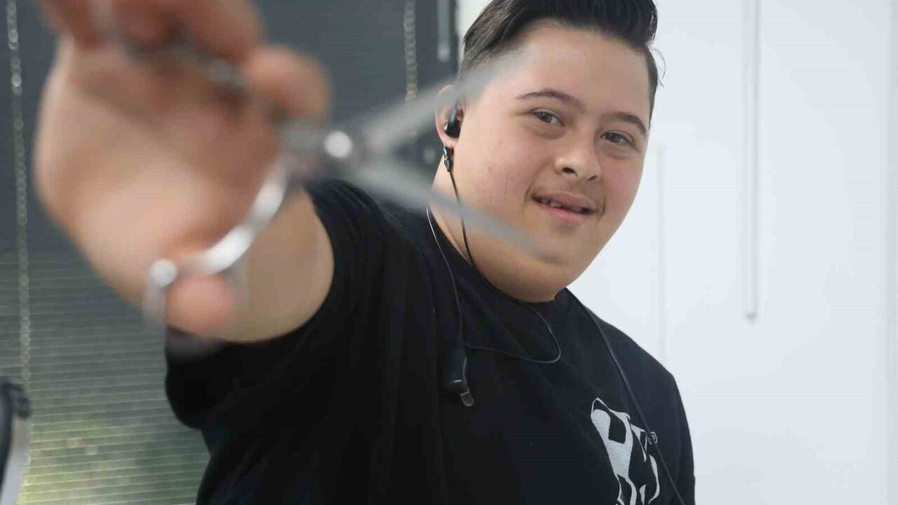 Down Sendromlu Kuaför Şükrü’den Vali Masatlı’ya Ilham Verici Tıraş