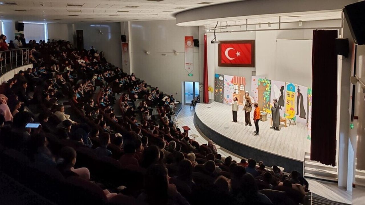 DPÜ Öğrencilerinden Tiyatro Gösterimi: Çekmez Köy