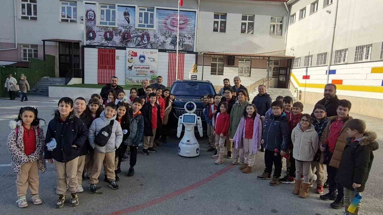 Dumlupınar İlkokulu'nda TOGG ile Yerli Robot Tanıtımı Gerçekleşti