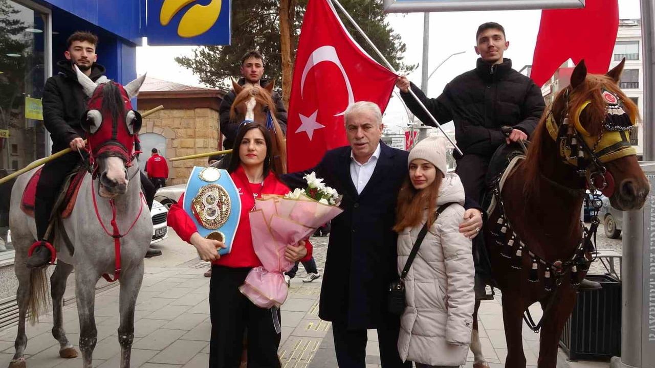 Dünya Boks Şampiyonu Elif Nur Turhan Bayburt'ta Coşkuyla Karşılandı