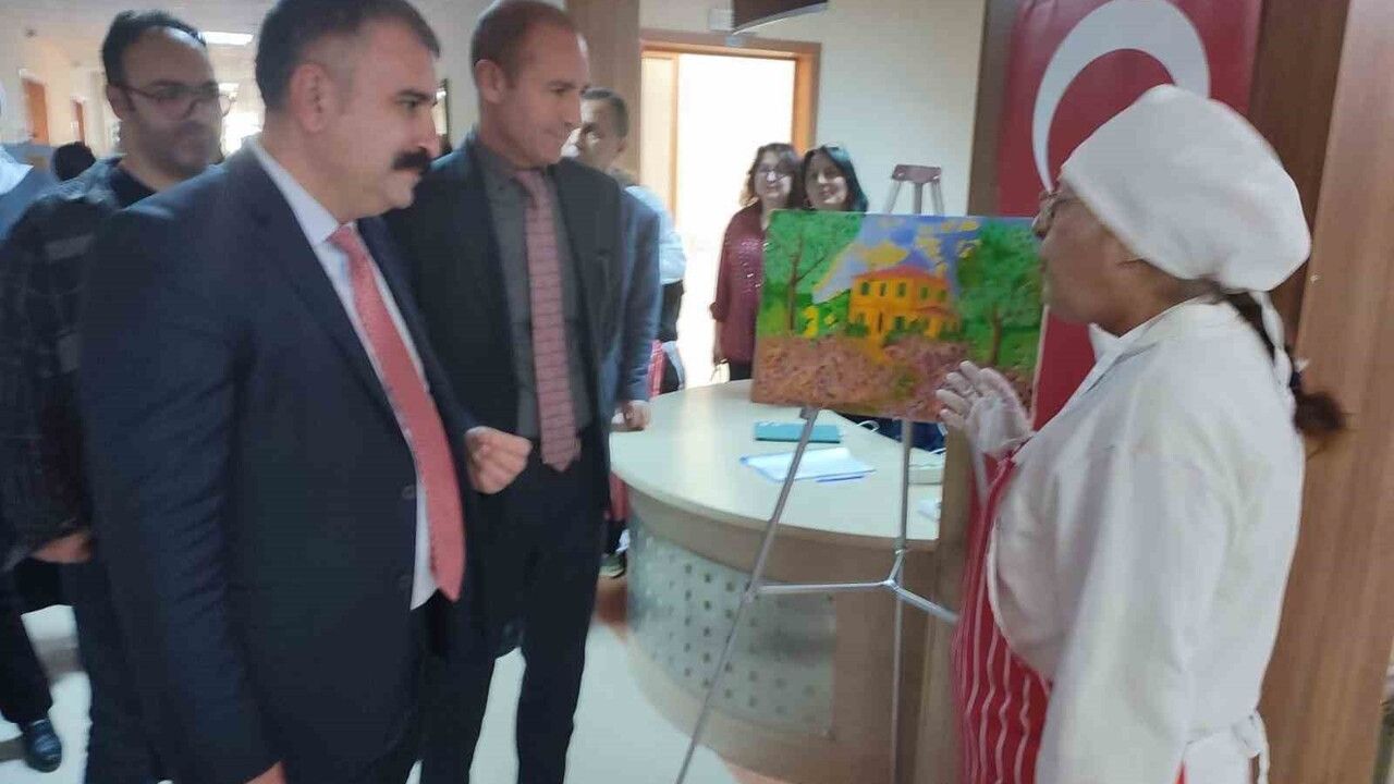 Dünya Engelliler Günü'nde Özel Bireylerin Eserleri Sergilendi