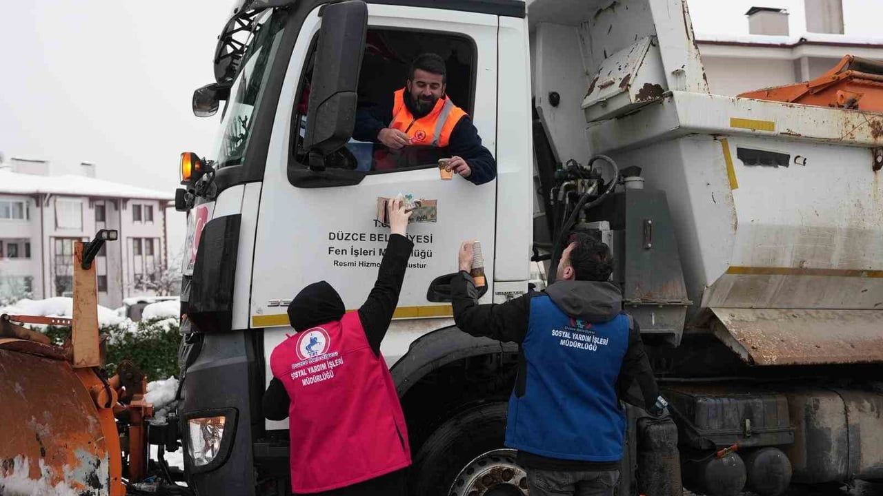 Düzce Belediyesi Kar Timlerine Sıcak İkram