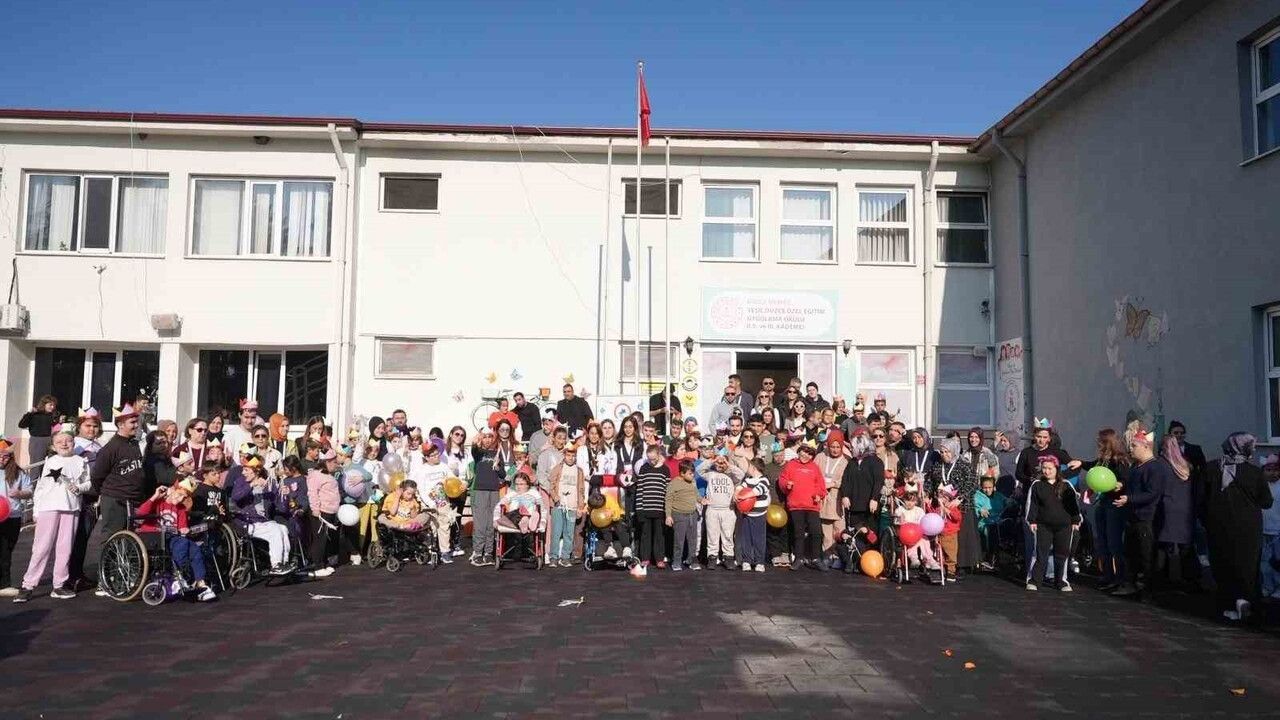 Düzce'de 3 Aralık Etkinliği: Okul Bahçesi Şenlik Alanına Dönüştü