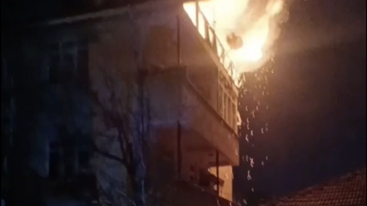 Düzce'de 3 Katlı Bina Yangını: Çatı Alev Alev Yandı