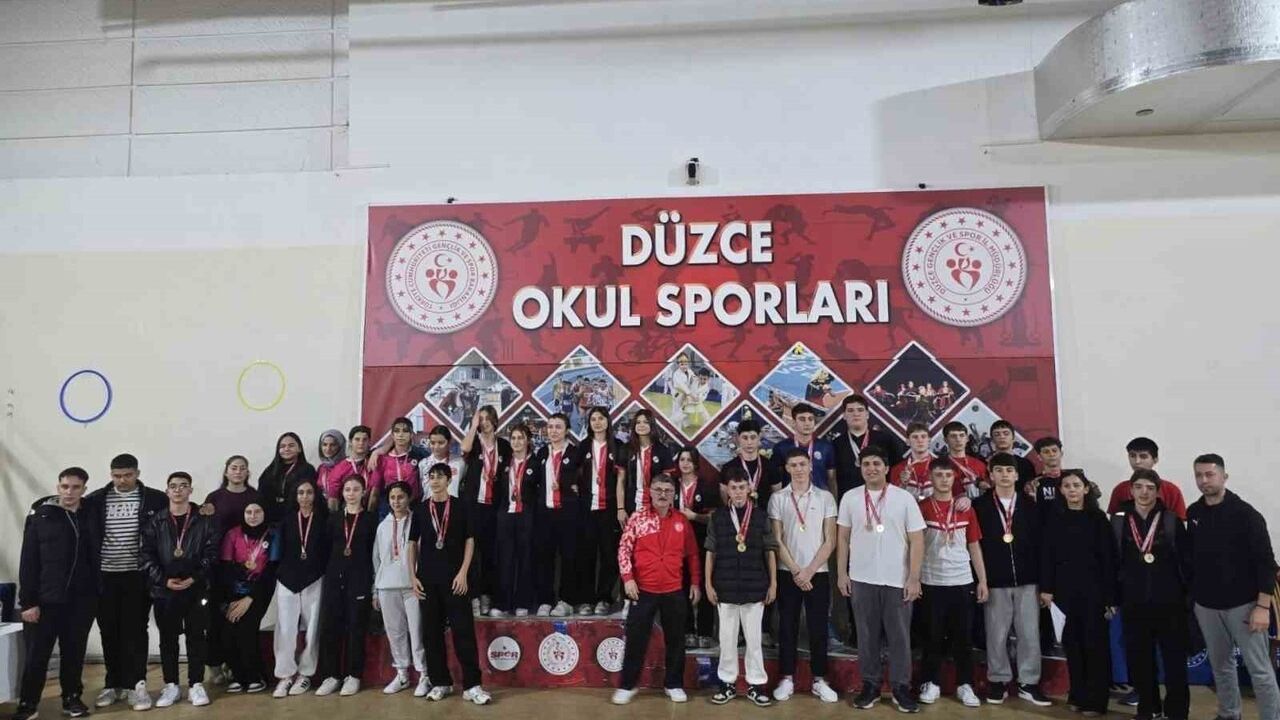 Düzce'de Bilek Güreşi Müsabakaları Heyecan Dolu Anlara Sahne Oldu