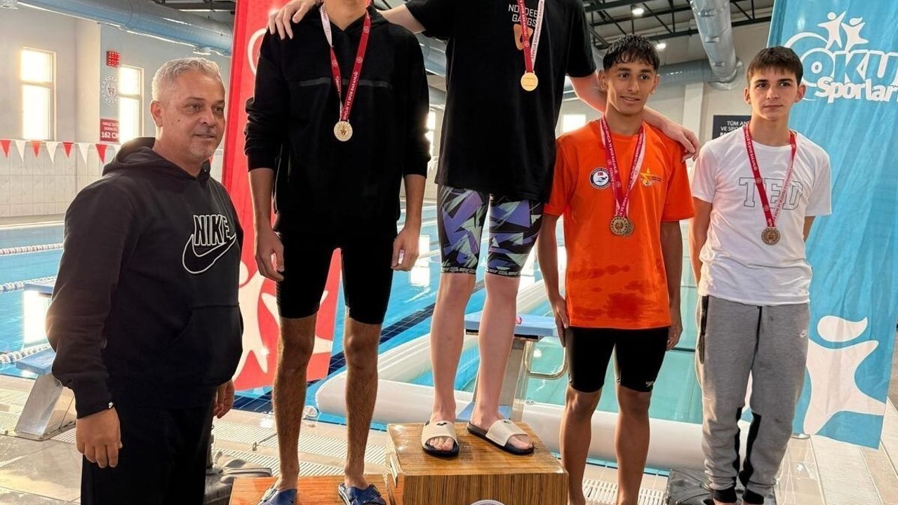 Düzce'de Gençler Yüzme Müsabakaları Heyecanı