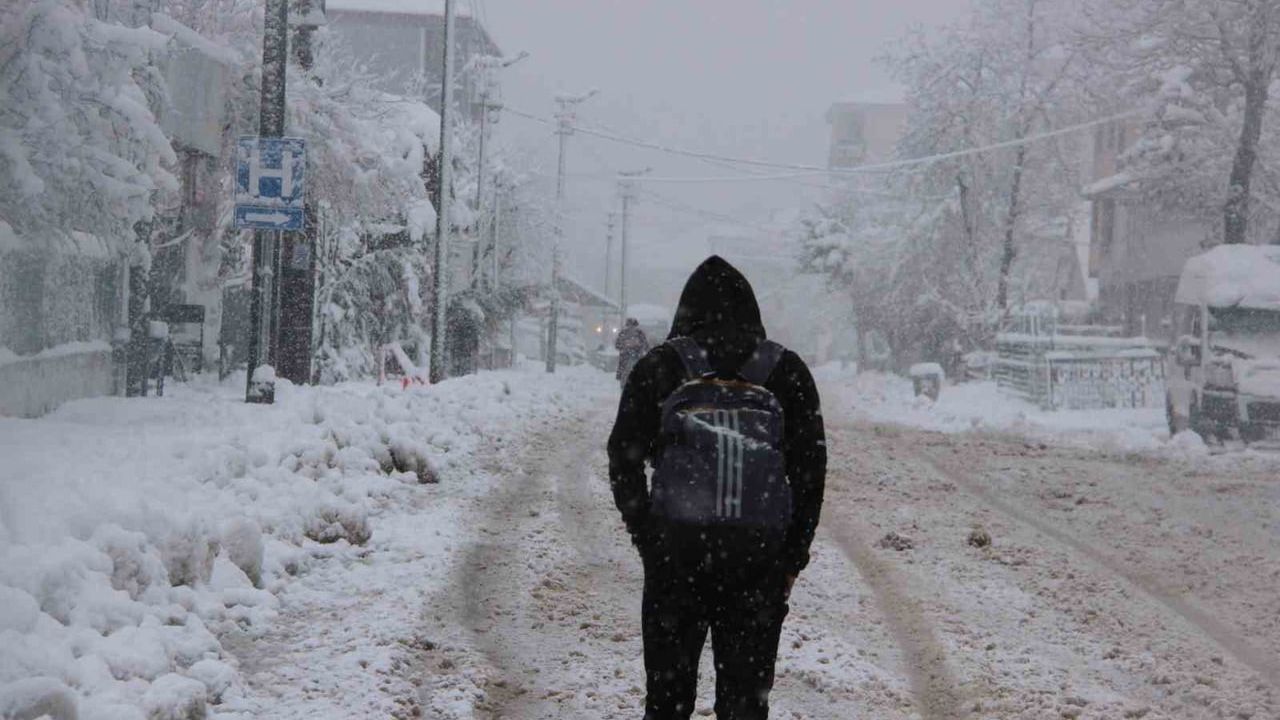 Düzce'de Kar Yağışı Nedeniyle Okullar Tatil Edildi