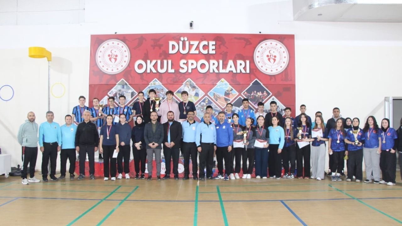 Düzce'de Masa Tenisi Şampiyonları Belli Oldu