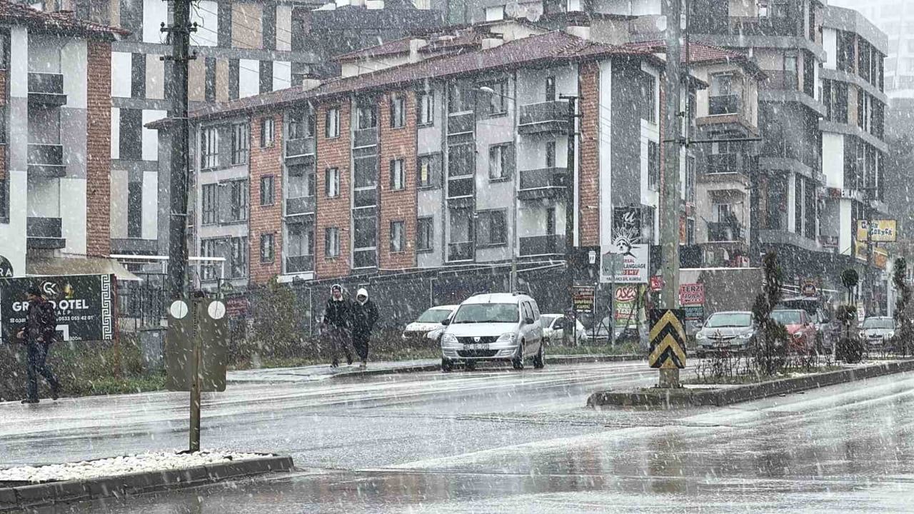 Düzce'de Mevsimin İlk Karı Yağdı