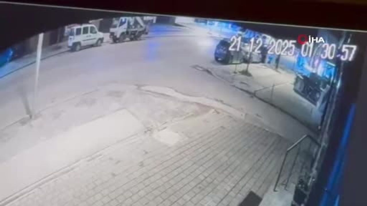 Düzce'de Park Halindeki Araca Çarpan Otomobildeki 4 Kişi Yaralanmadan Kurtuldu