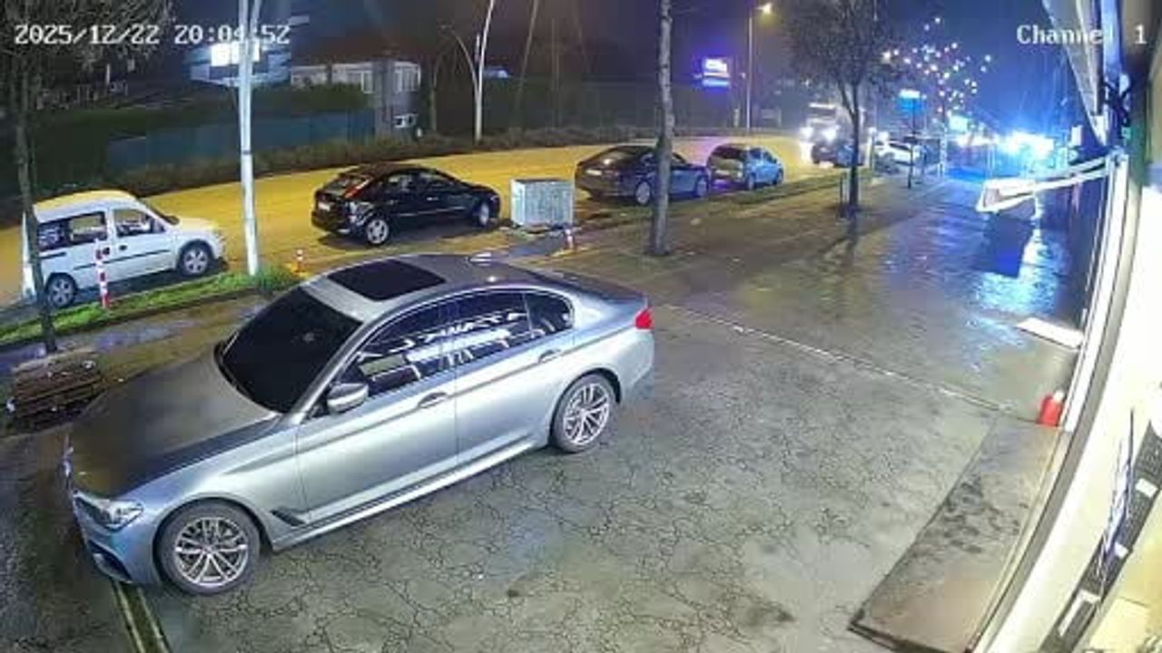 Düzce'de Taksi Kaza Yaptı: Park Halindeki Otomobile Çarptı