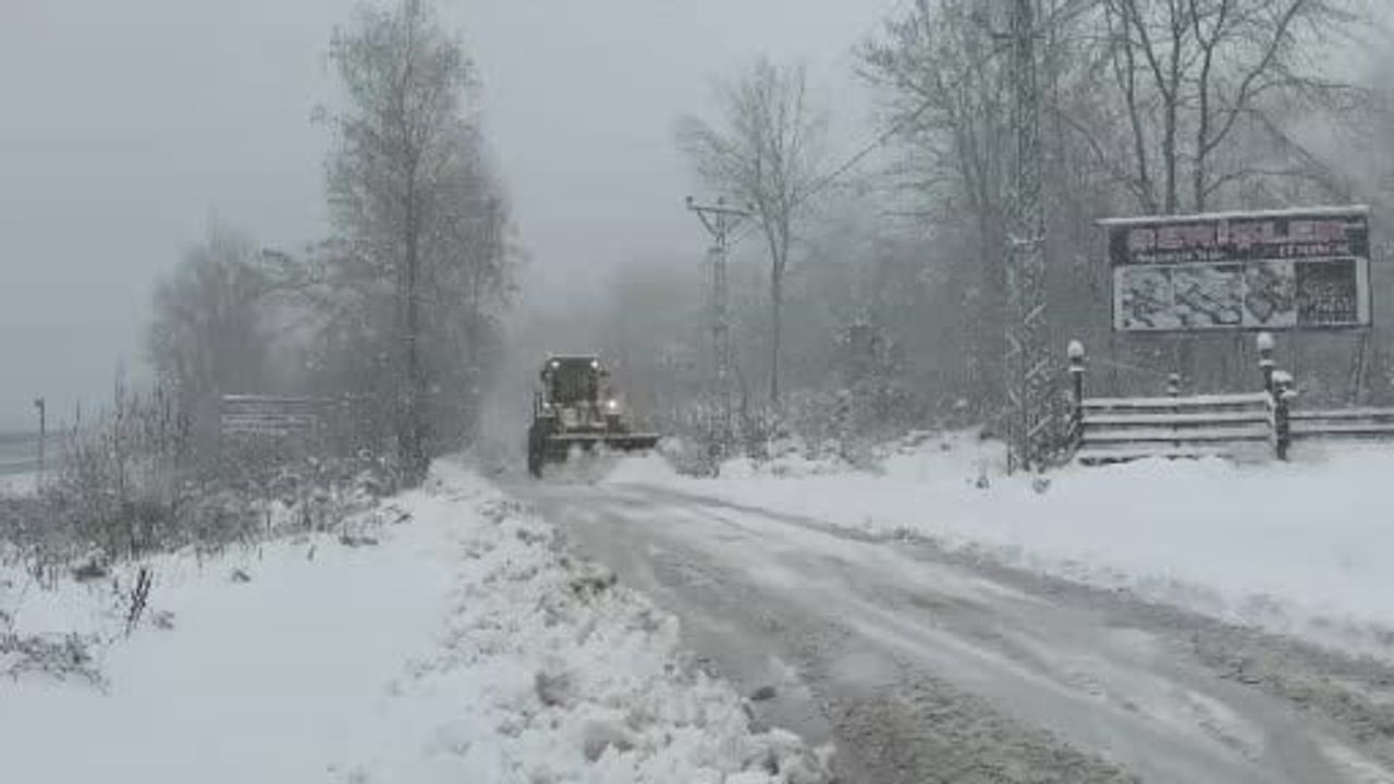Düzce'deki Köy Yolları Kar Engeline Takılmadı