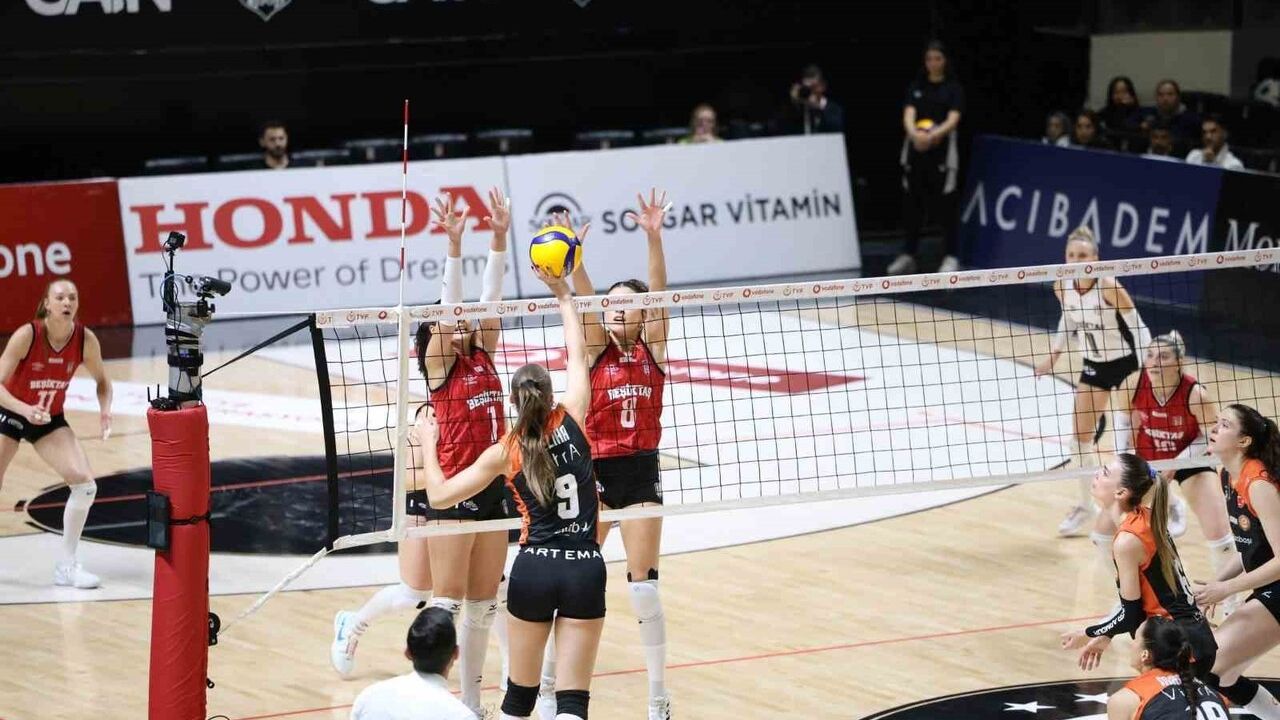 Eczacıbaşı Dynavit Beşiktaş'ı 3-2 Yenerek Galip Geldi