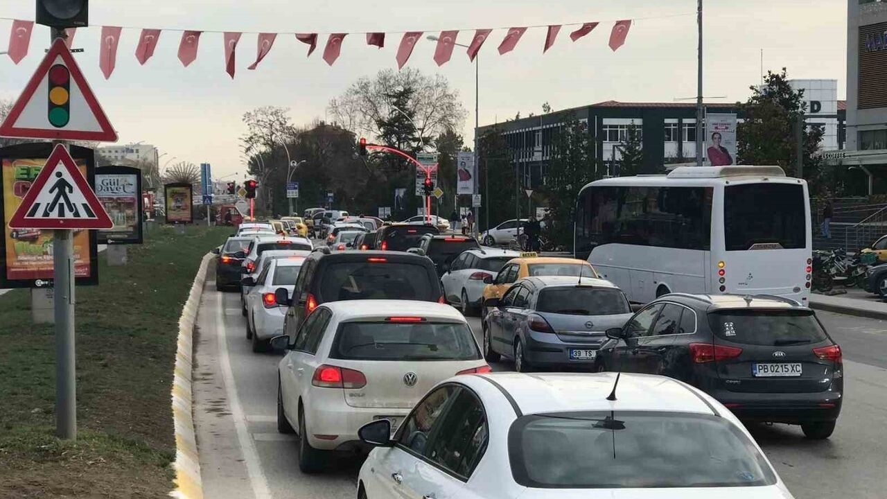 Edirne'de Trafiğe Kayıtlı Araç Sayısı 207 Bin 555'e Ulaştı