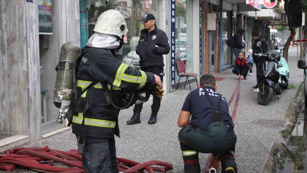 Efeler'de Klimalı Yangın Kısa Sürede Kontrol Altına Alındı