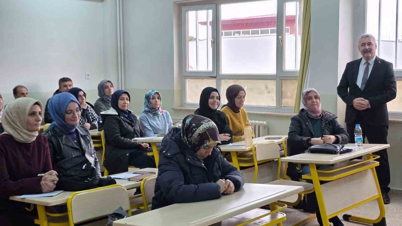 Efeler'de Öğretmenlere Nurettin Topçu'nun Eğitim Felsefesi Anlatıldı