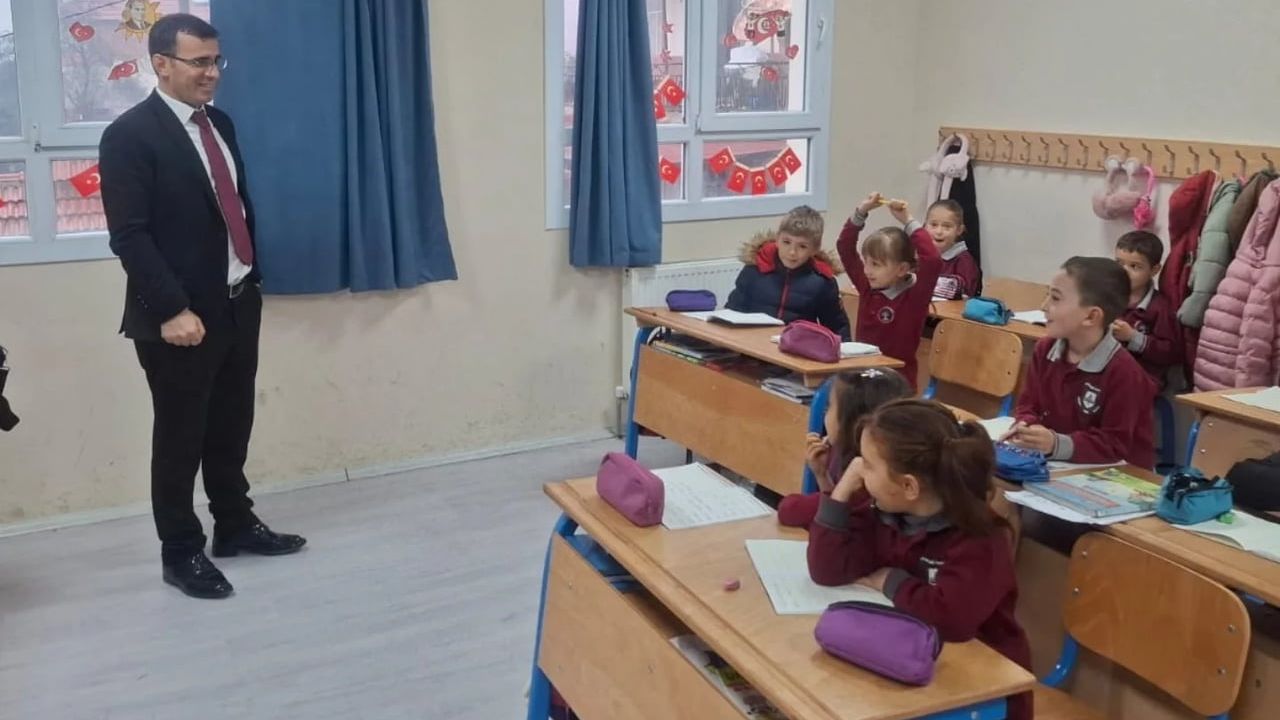 Eğitim Süreci Değerlendirildi: Karacaali İlkokulu'nda Bayrak Töreni