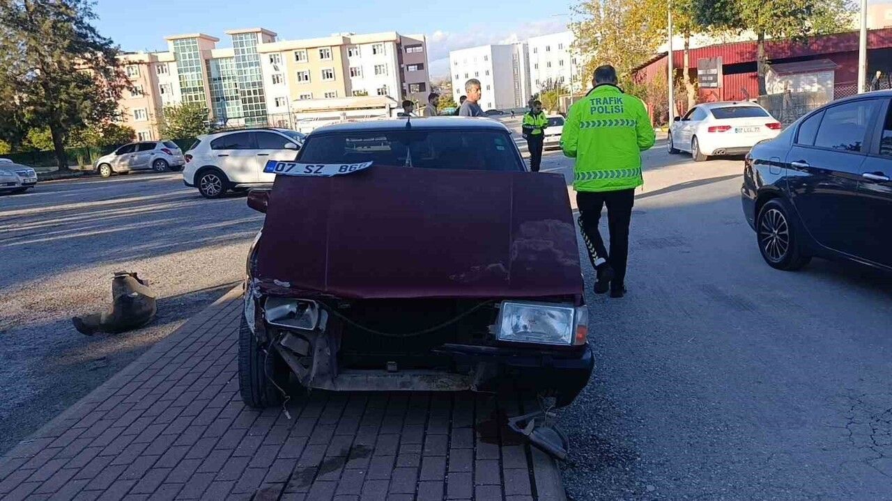 Ehliyetsiz Sürücü Manavgat'ta Kaza Yaptı