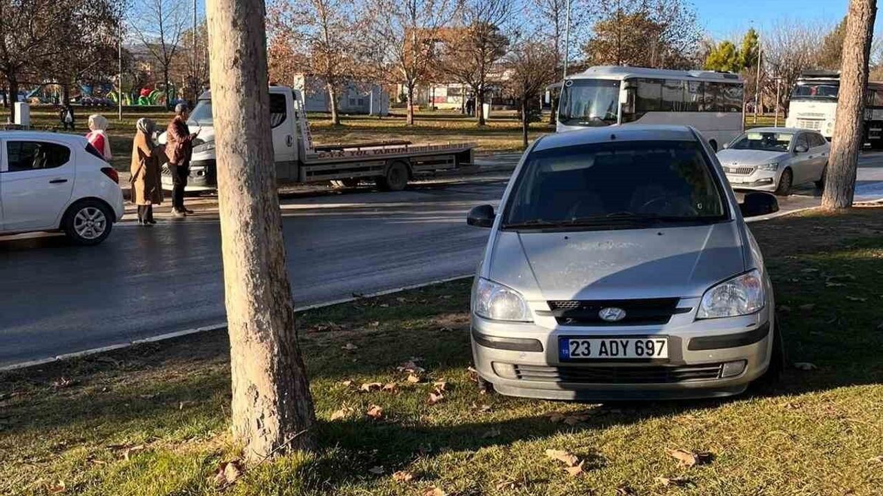 Elazığ'da Buzlanma Sonucu Zincirleme Kaza: 6 Araç Çarpıştı