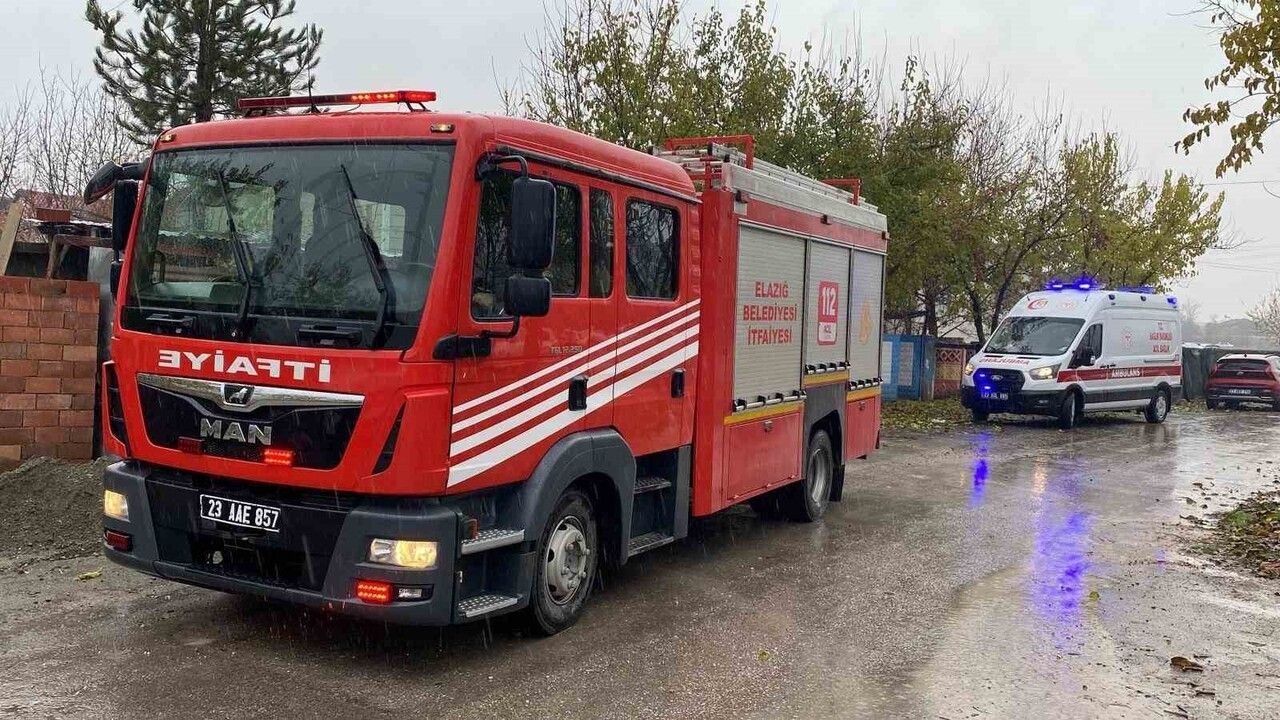 Elazığ'da Çatı Yangını: Dumandan Etkilenen Bir Kişi Hastaneye Kaldırıldı