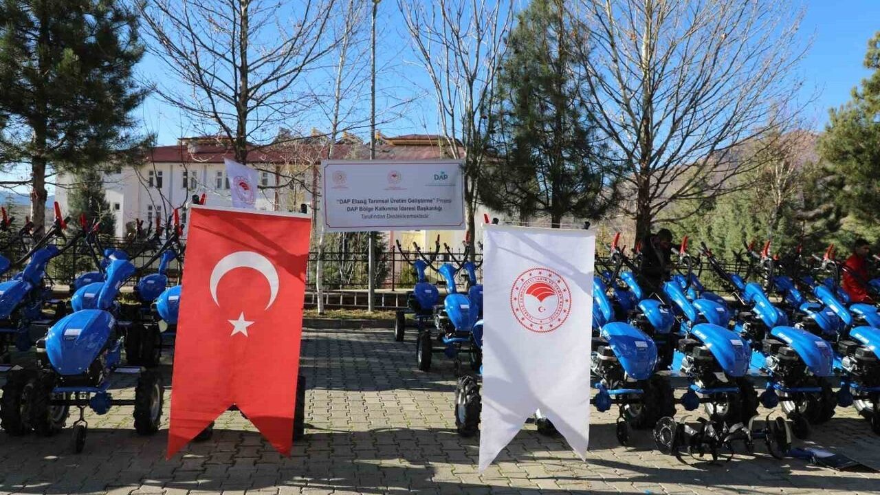 Elazığ'da Çiftçilere Çapa Makinesi Dağıtımı