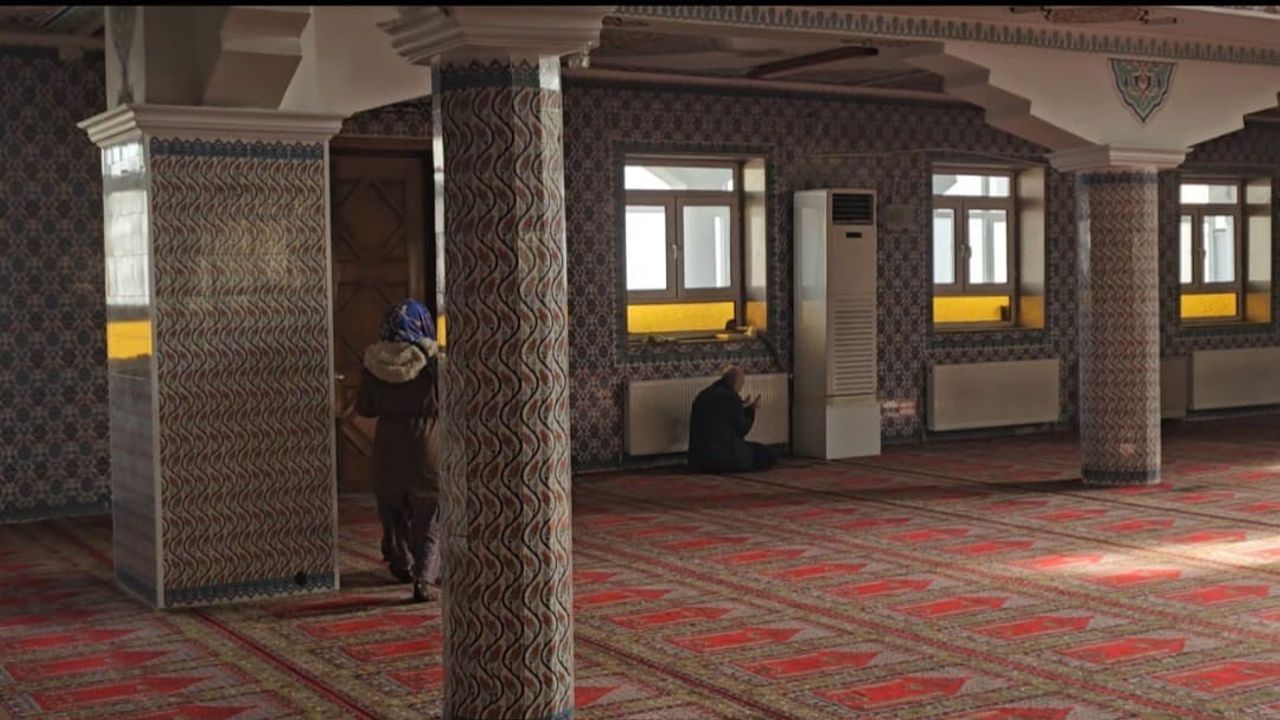 Elazığ'da Dilencilerin Camiye Saklanma Çabası