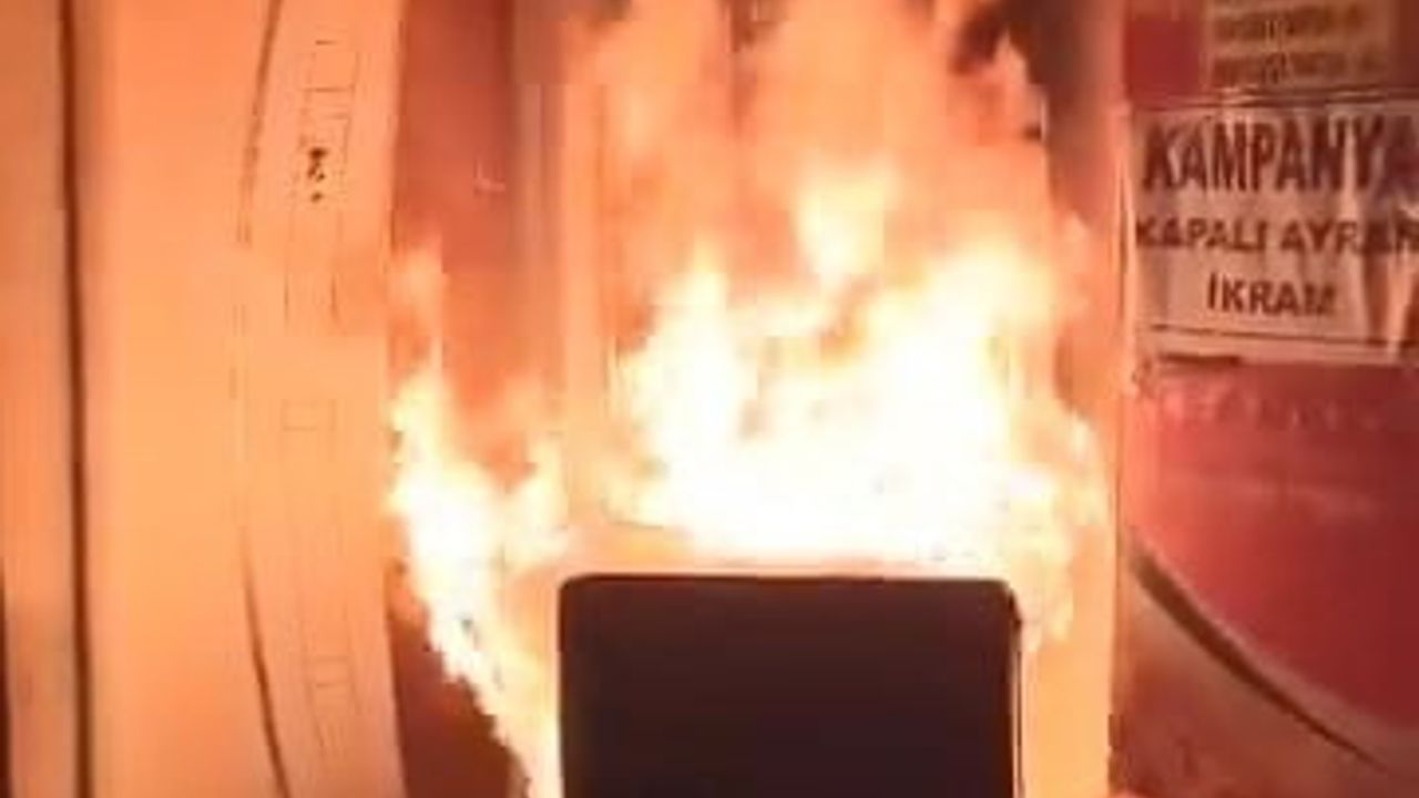 Elazığ'da Esnaf Yangını Söndürdü