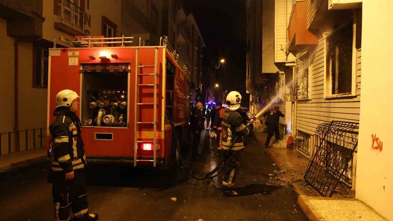 Elazığ'da Ev Yangını: İki Kişi Dumandan Etkilendi