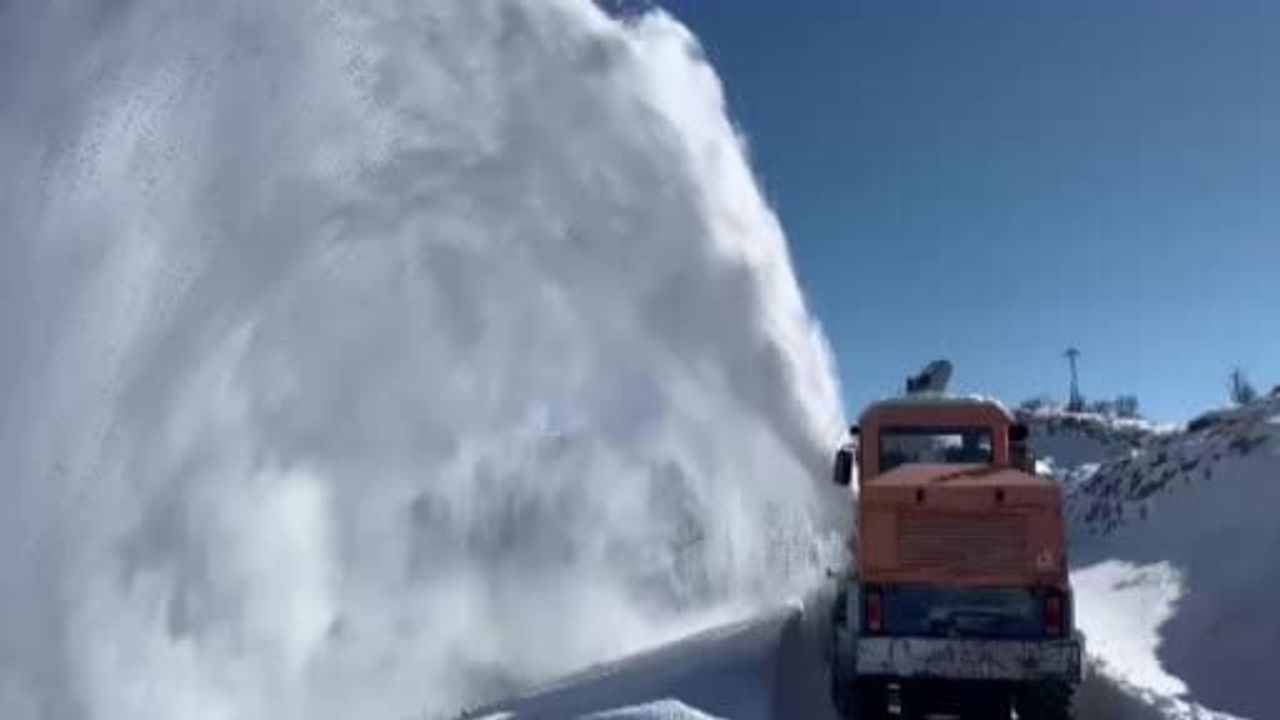 Elazığ'da Kapalı Köy Yollarını Açma Çalışmaları Devam Ediyor