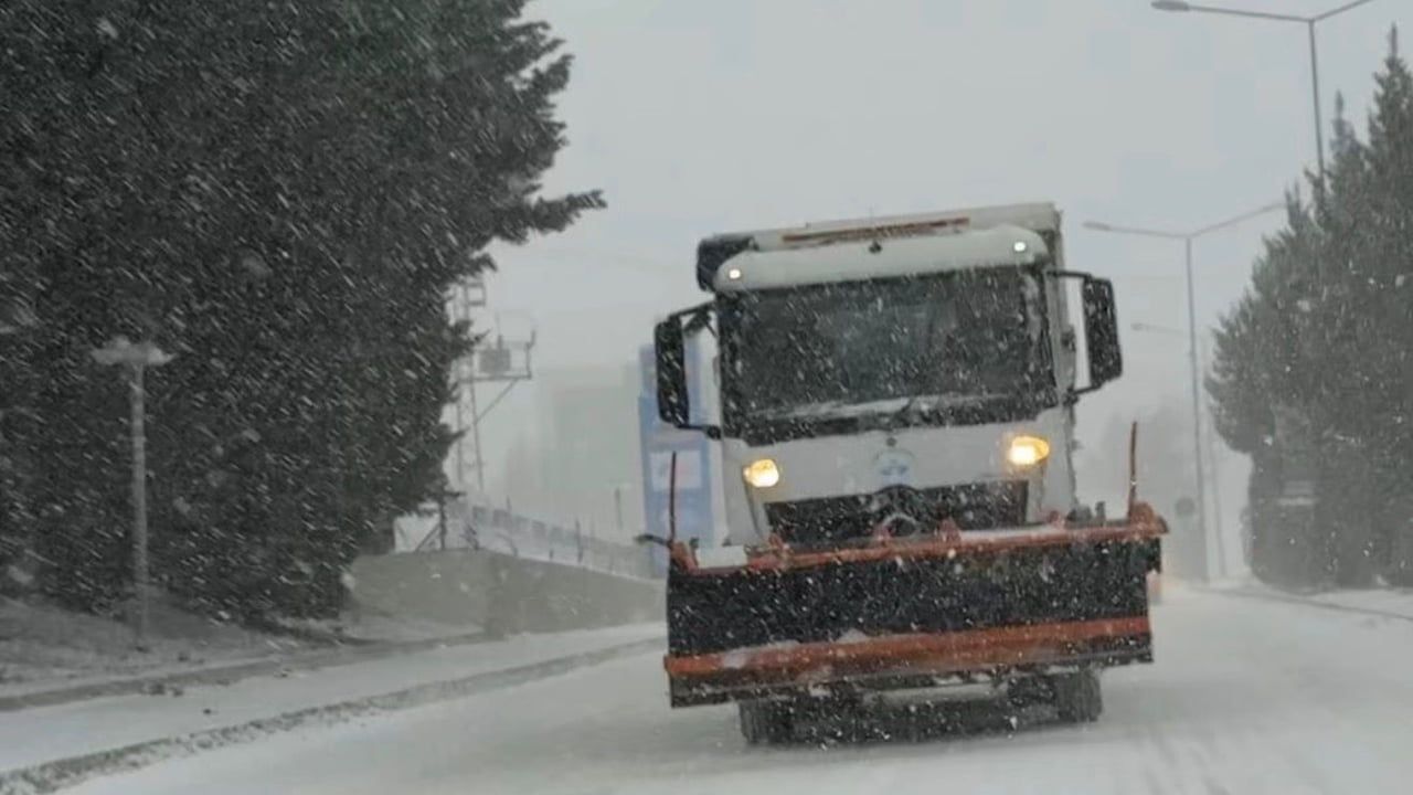 Elazığ'da Kar Yağışı: Belediye Ekipleri Sahada