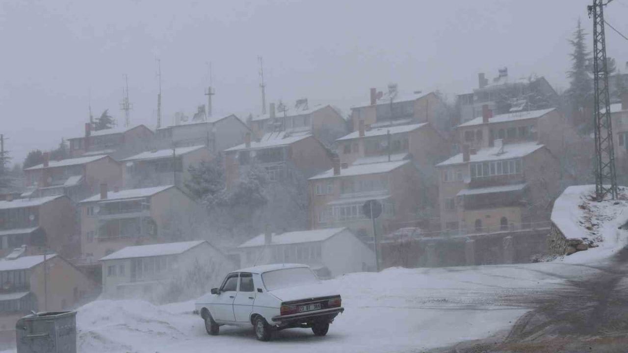 Elazığ'da Kar Yağışı Devam Ediyor: Tarihi Harput Beyaza Büründü