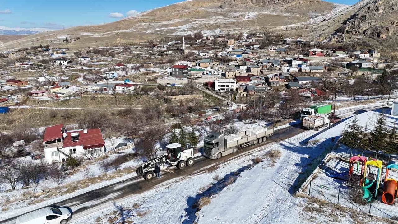 Elazığ'da Kar Yağışı Nedeniyle Mahsur Kalan Tır Kurtarıldı