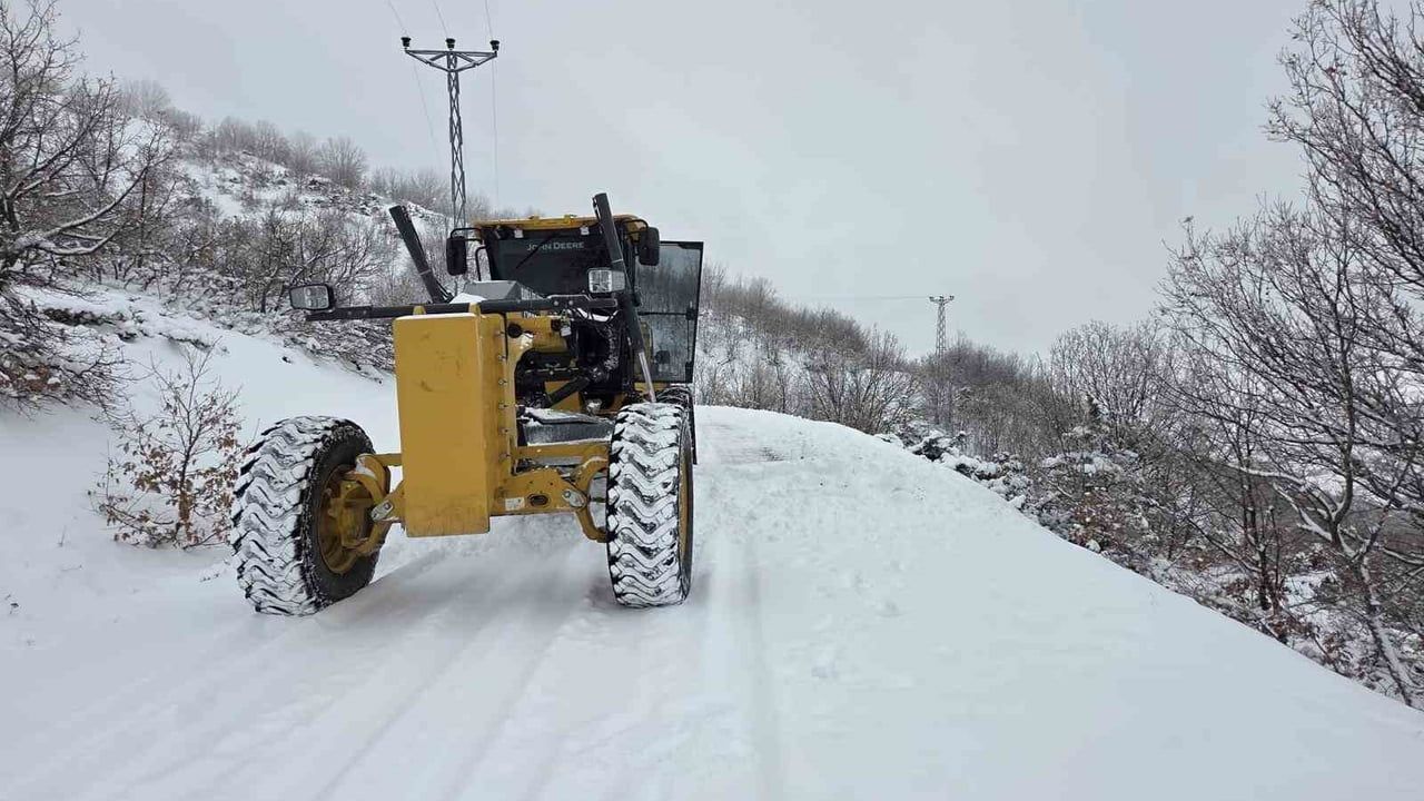 Elazığ’da Kar Yağışı Sonrası 96 Köy Yolu Ulaşımı Yeniden Açıldı