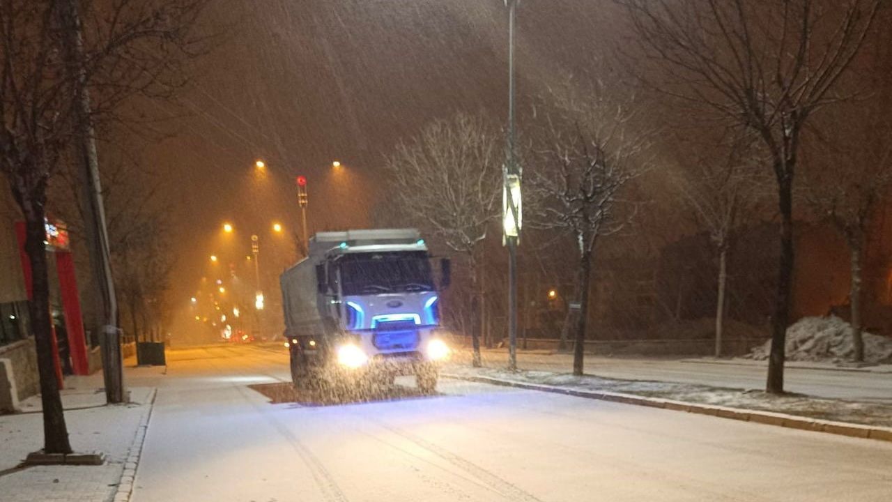 Elazığ’da Kar Yağışı Yaşanıyor, Belediyesi Hızla Müdahale Ediyor