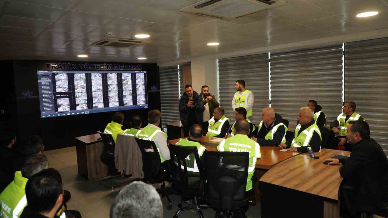 Elazığ'da Karla Mücadele Çalışmaları Devam Ediyor