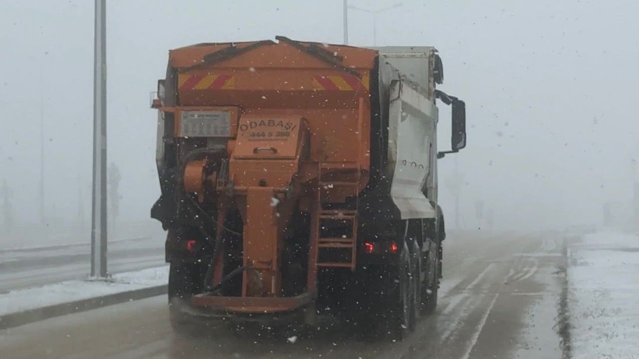 Elazığ'da Karla Mücadele Çalışmaları Devam Ediyor