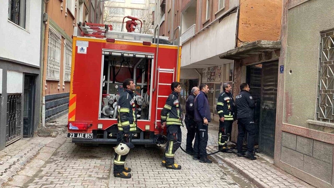 Elazığ'da Metruk Binada Yangın Çıktı