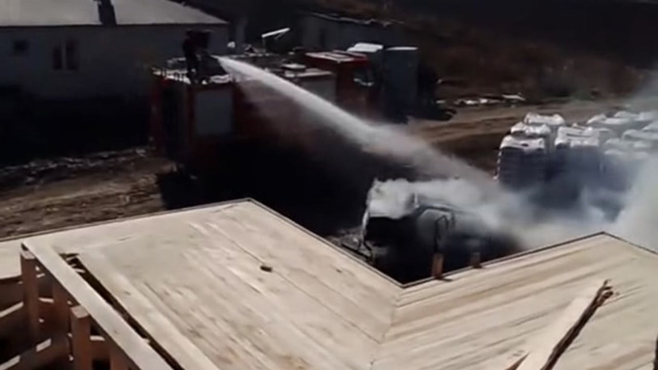 Elazığ'da Park Halindeki Araçta Yangın Çıktı