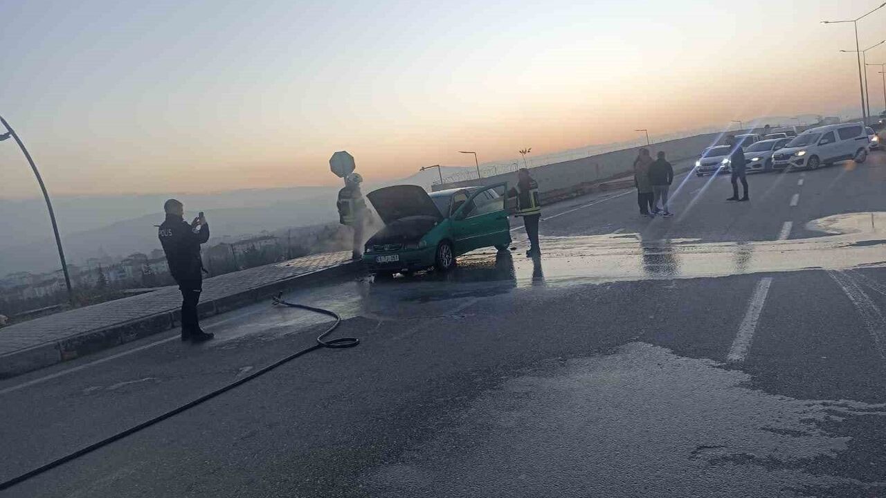 Elazığ'da Seyir Halindeki Araçta Yangın