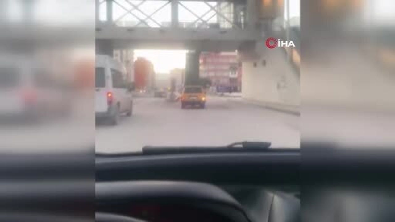 Elazığ'da Tehlikeli Taşıma: Otomobilin Tavanında Sebze Kasaları