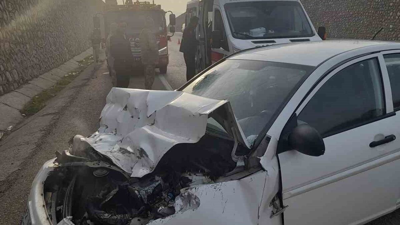 Elazığ'da Trafik Kazası: 3 Yaralı
