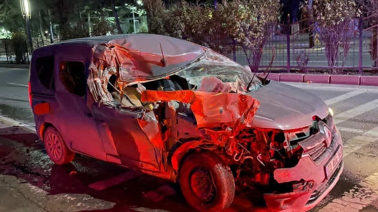 Elazığ'da Trafik Kazası: Hafif Ticari Araç Temizlik Aracına Çarptı
