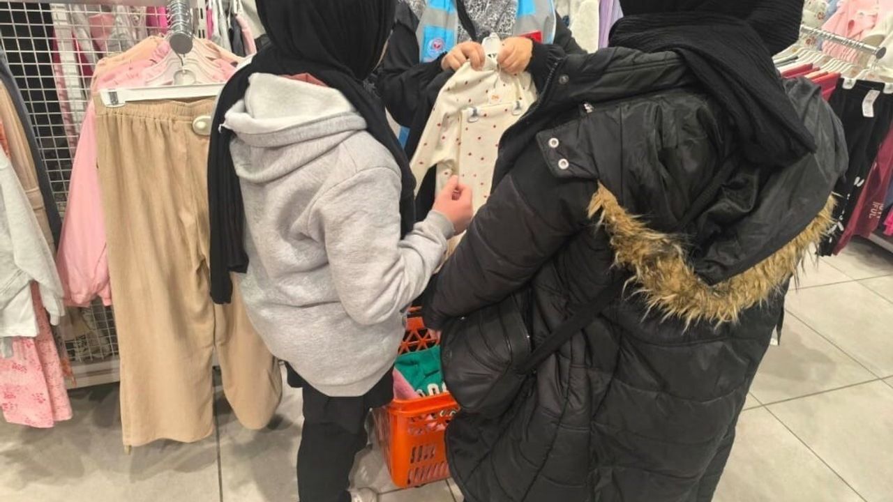 Elazığ'da Yetim Çocuklara Kışlık Giyim Yardımı