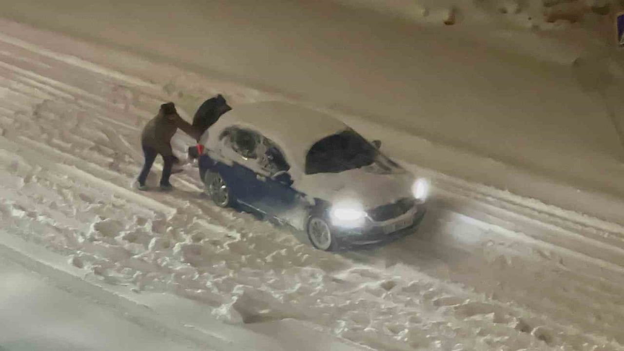 Elazığ'da Yolda Kalan Araçlar El Birliğiyle Kurtarıldı