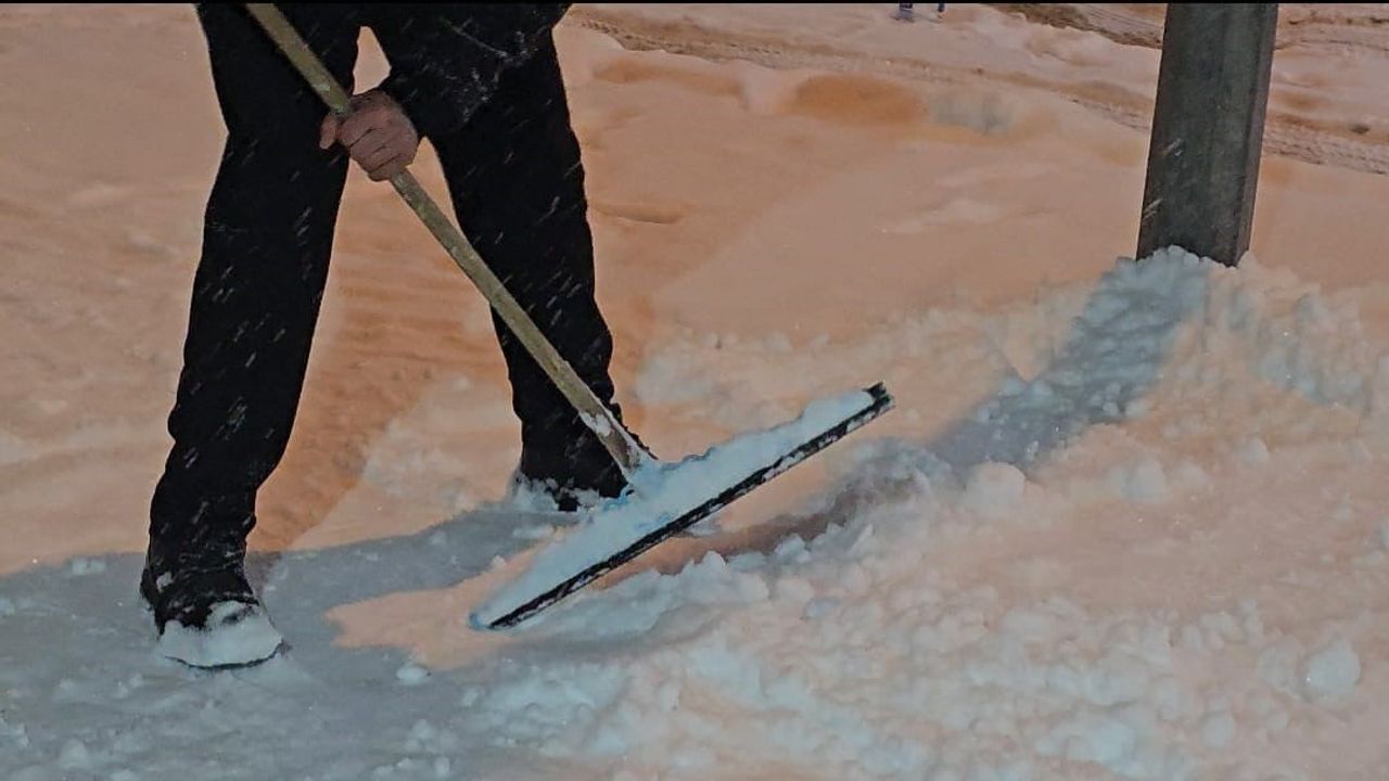 Elazığ Esnafı Karlı Havada Temizlik Çalışmalarına Hız Verdi