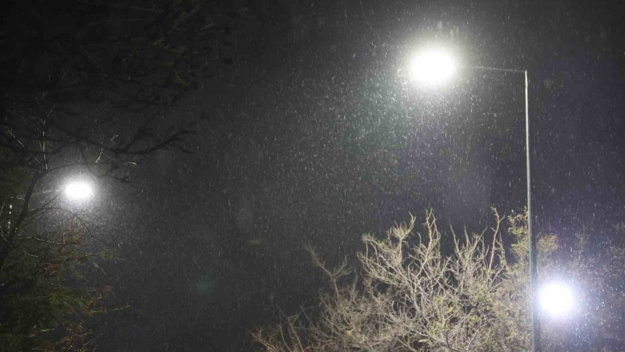 Elazığ'ın Harput Mahallesi'nde Kar Yağışı Başladı