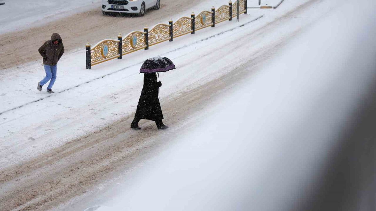Elazığ Yılbaşı Günü Karla Kaplandı